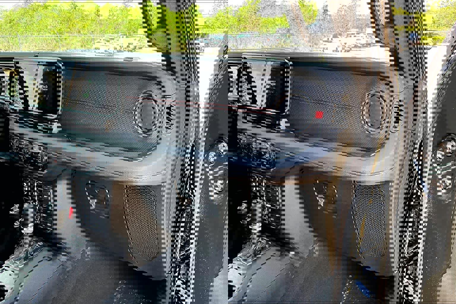 Used 2024 Jeep Wrangler Unlimited Rubicon w/ Convenience Group AWD/4WD image 19