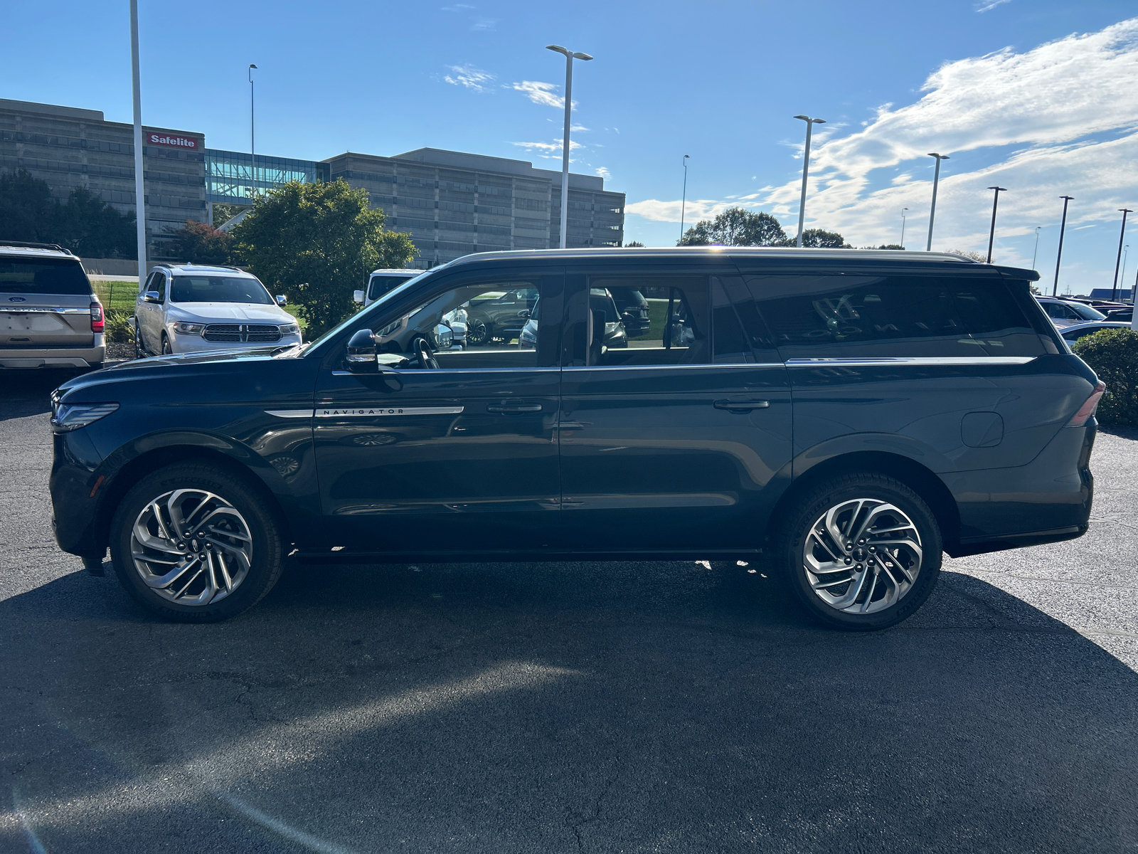 New 2026 Lincoln Navigator L Reserve AWD/4WD image 4