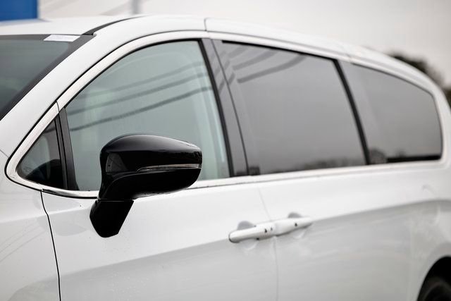 Used 2024 Chrysler Pacifica Touring-L image 3