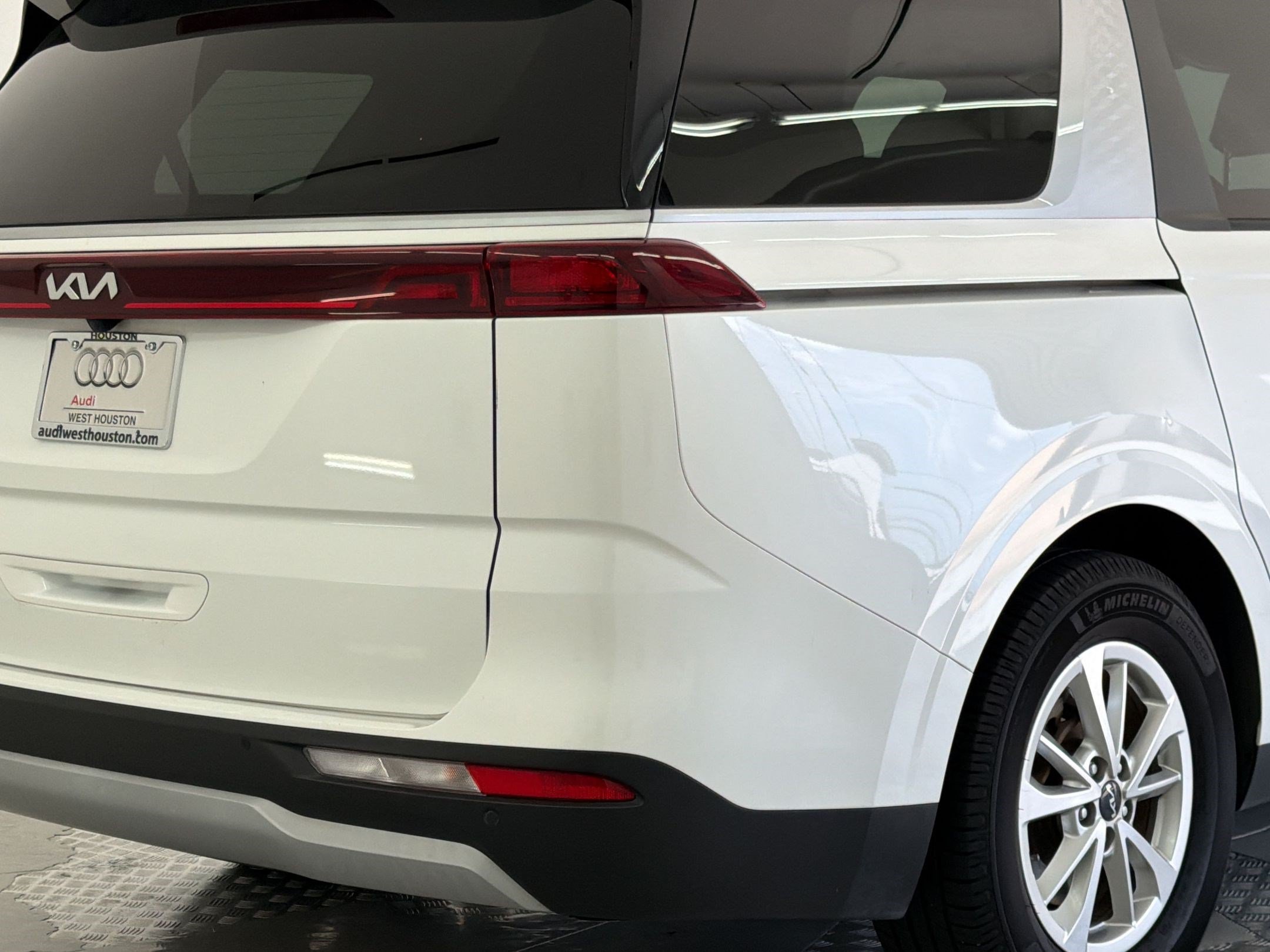 Used 2022 Kia Carnival LX FWD image 27