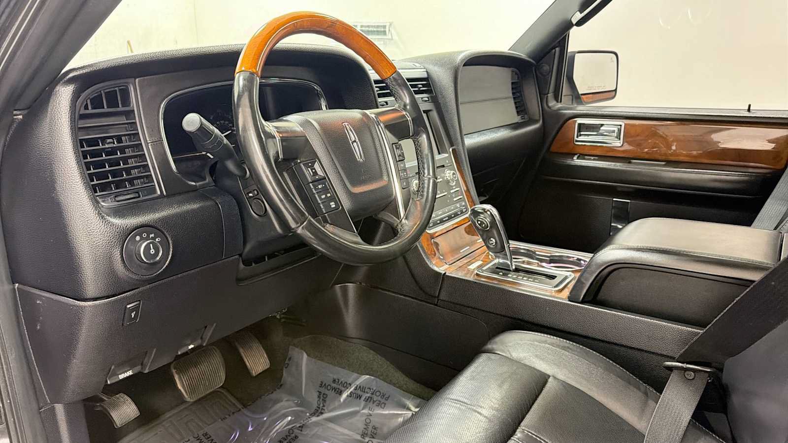 Used 2016 Lincoln Navigator Select AWD/4WD image 12