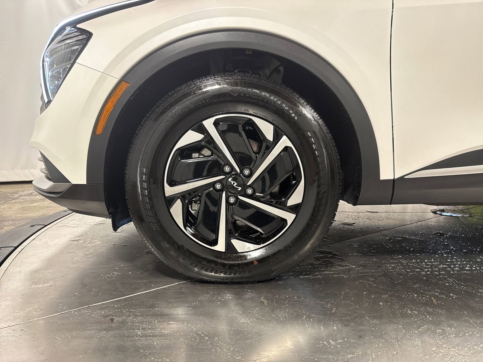 Certified 2025 Kia Sportage LX image 3