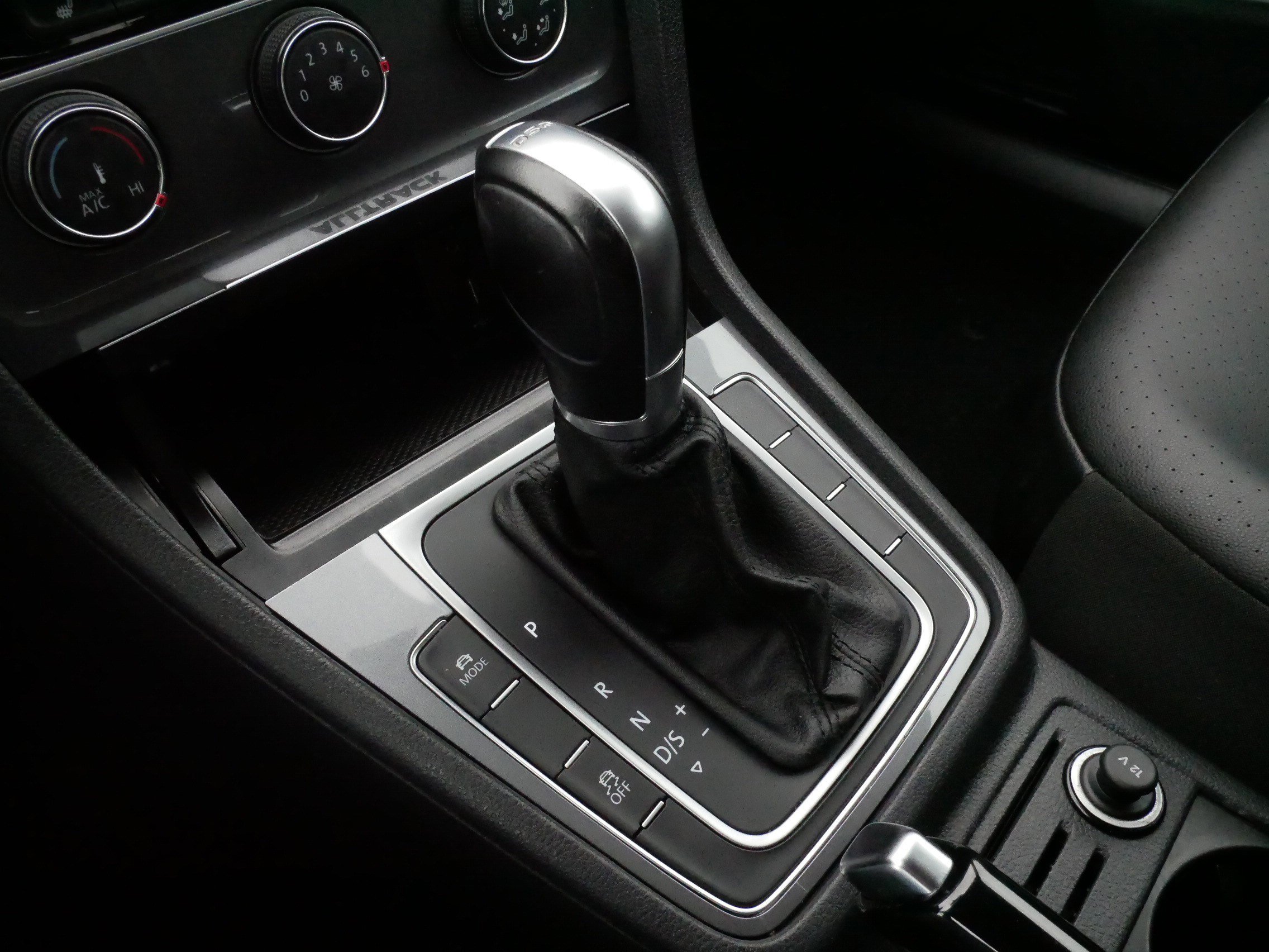 Used 2017 Volkswagen Golf Alltrack S image 24