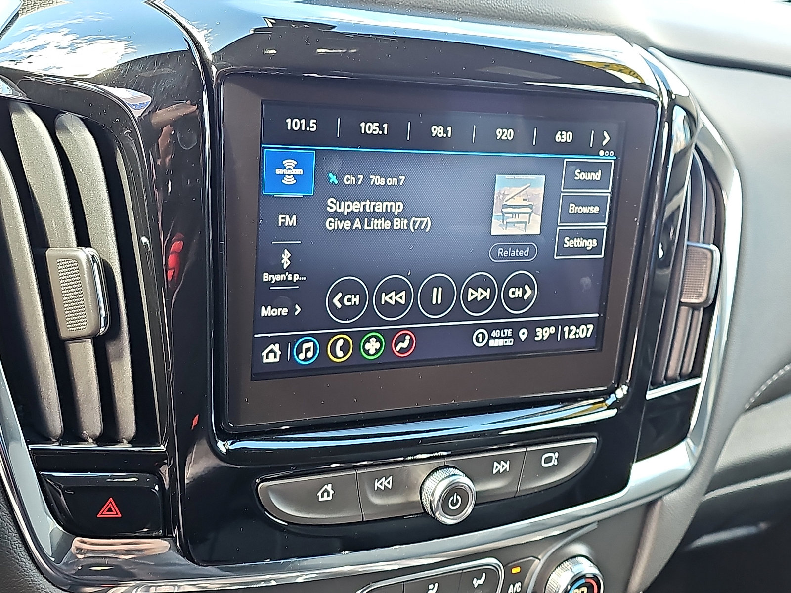 Used 2023 Chevrolet Traverse LT w/ Rear Camera Mirror Package image 19