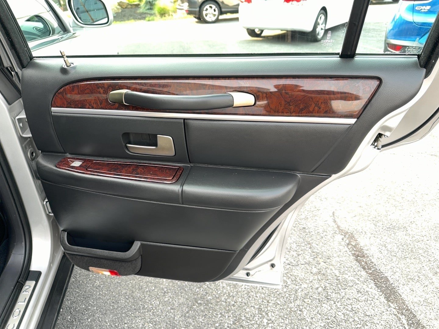 Used 2009 Lincoln Town Car Signature Limited RWD image 20