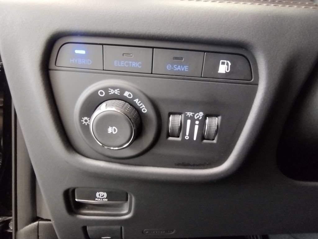 Used 2023 Jeep Grand Cherokee Summit AWD/4WD image 32