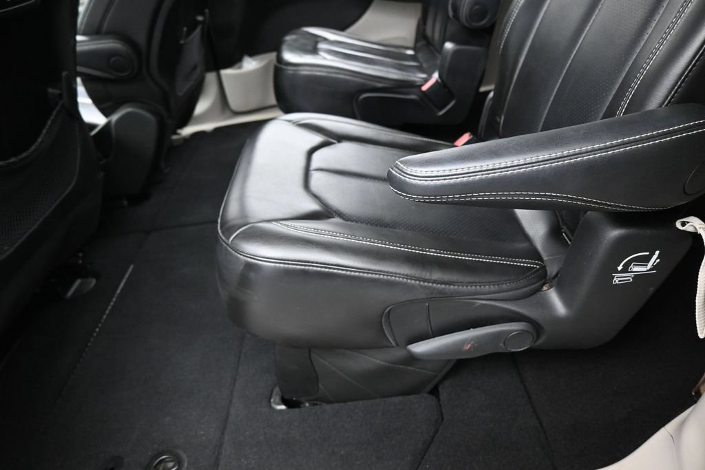 Used 2023 Chrysler Pacifica Touring-L FWD image 30