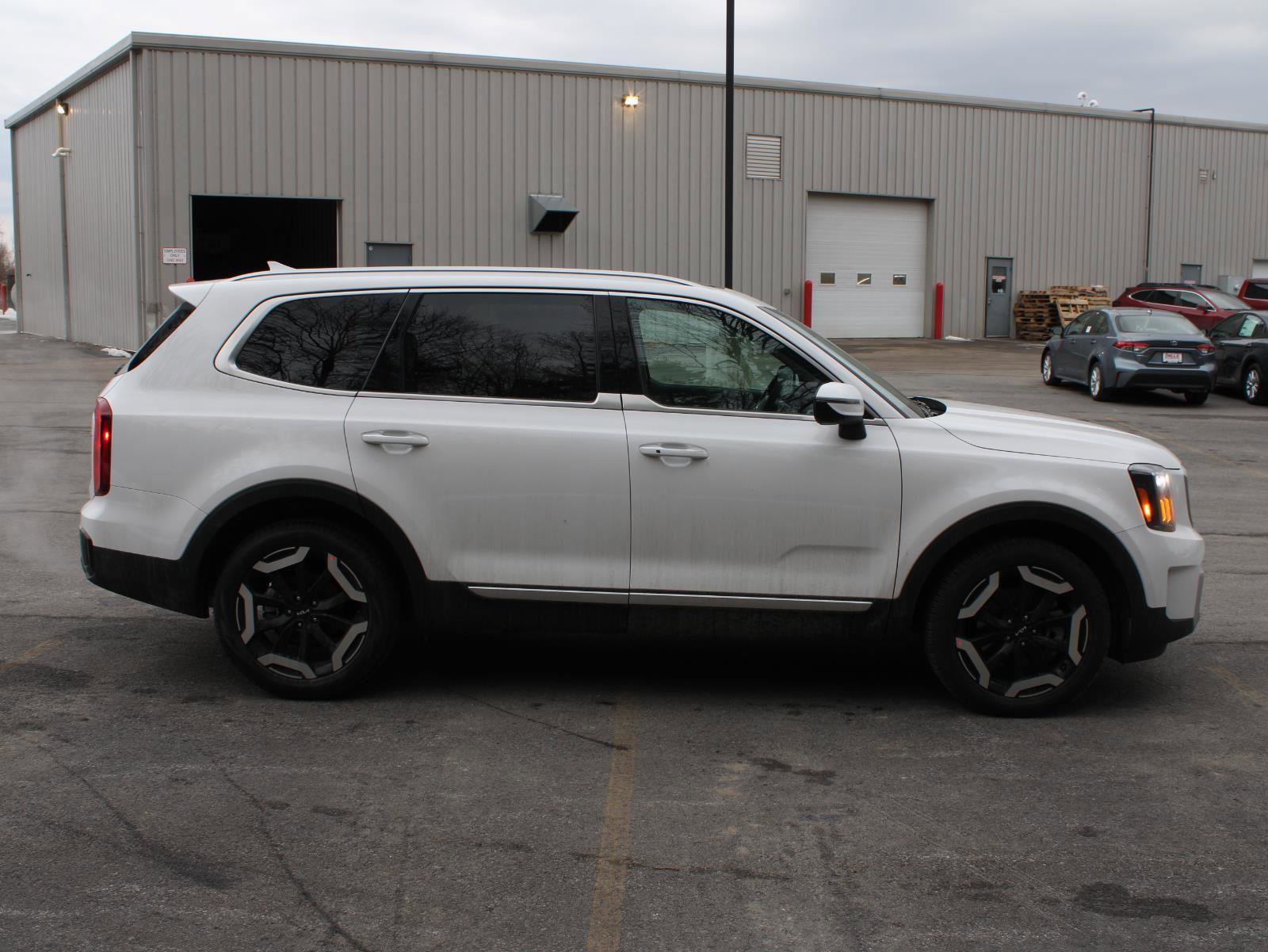 New 2025 Kia Telluride S image 4
