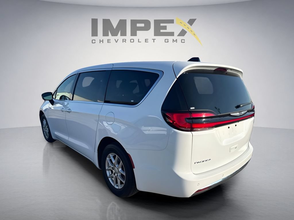 Used 2025 Chrysler Pacifica Select FWD image 3