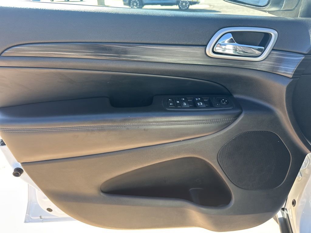 Used 2019 Jeep Grand Cherokee Laredo image 16