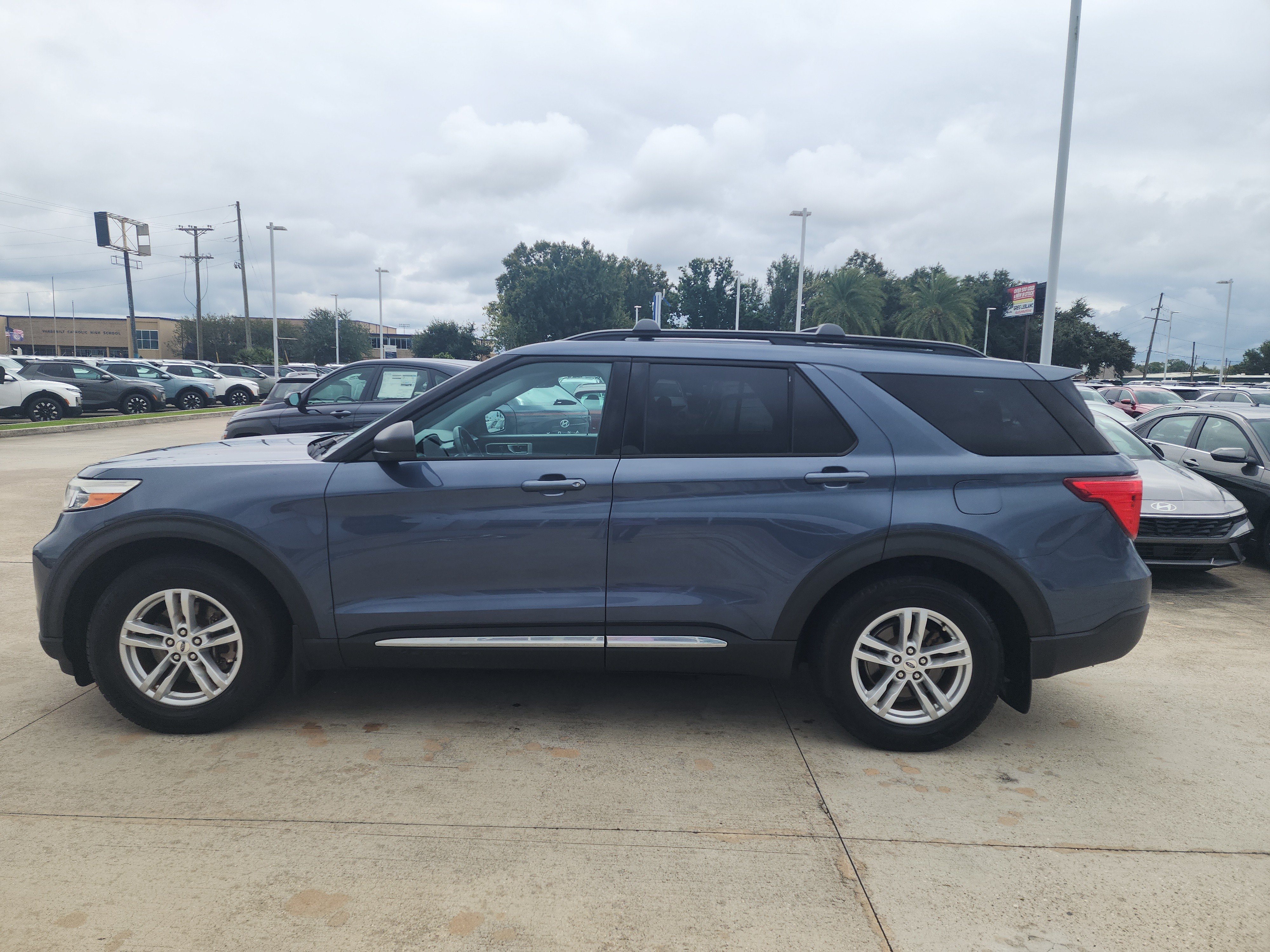 Used 2021 Ford Explorer XLT RWD image 4
