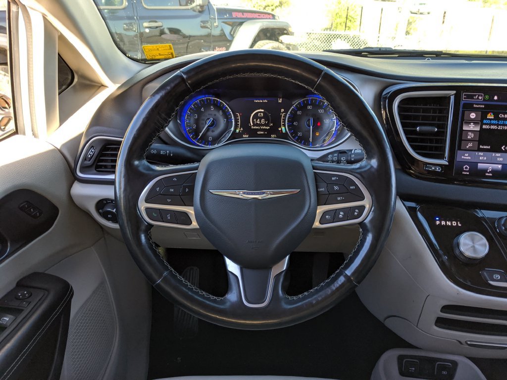 Used 2021 Chrysler Pacifica Touring-L FWD image 9