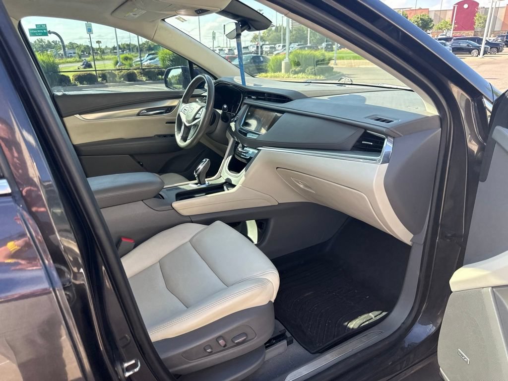Used 2017 Cadillac XT5 Luxury w/ Driver Awareness Package FWD image 15