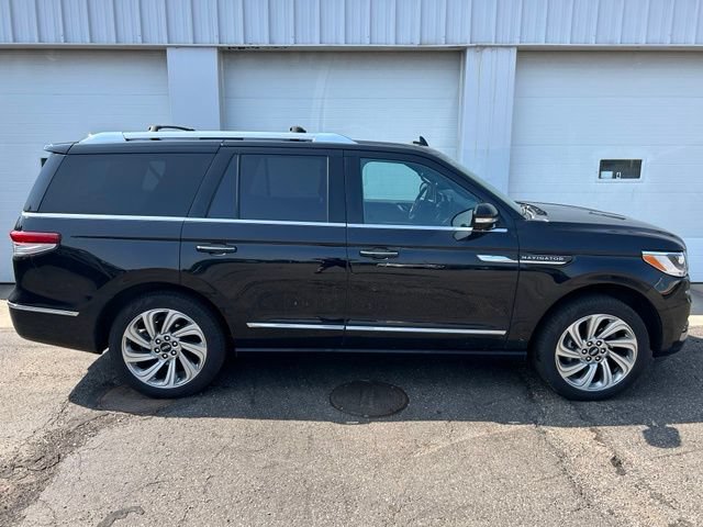 Used 2024 Lincoln Navigator Premiere AWD/4WD image 6