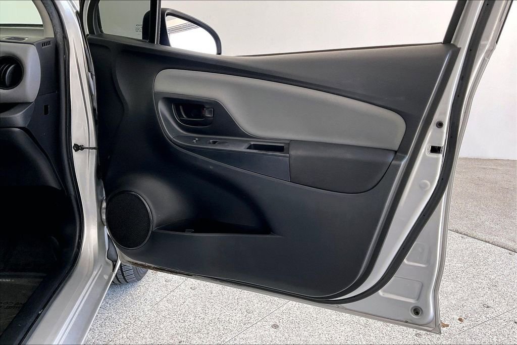 Used 2016 Toyota Yaris L image 22