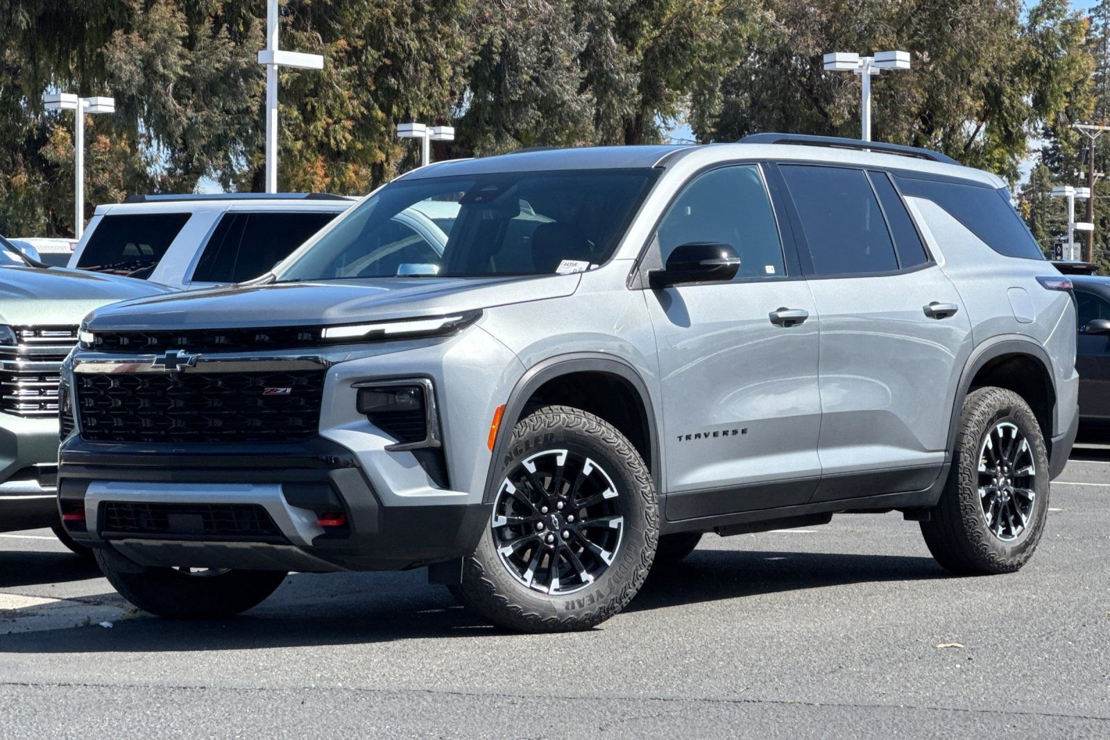 Used 2025 Chevrolet Traverse Z71 image 9