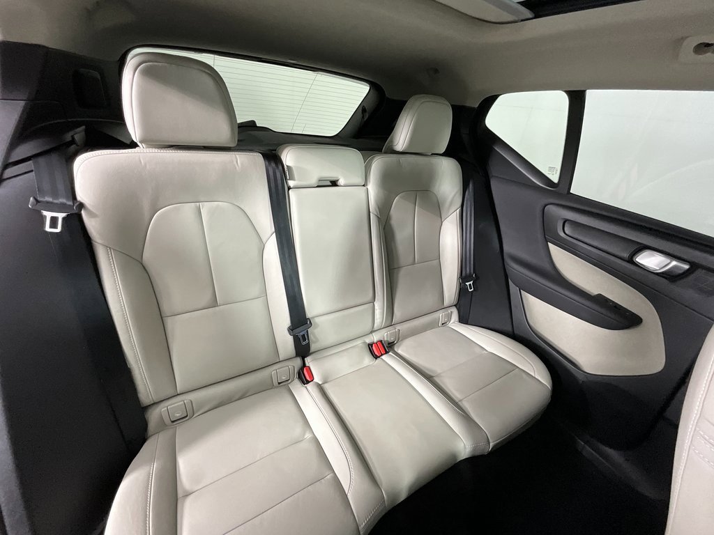 Used 2021 Volvo XC40 T5 Momentum w/ Premium Package image 22