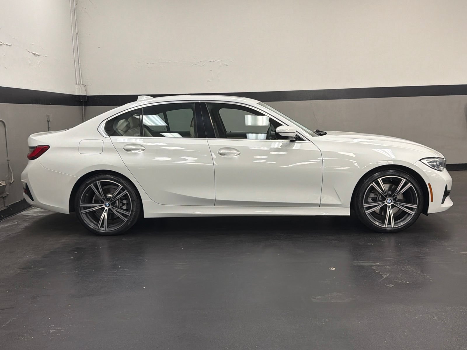 Used 2021 BMW 330i Sedan w/ Convenience Package RWD image 3