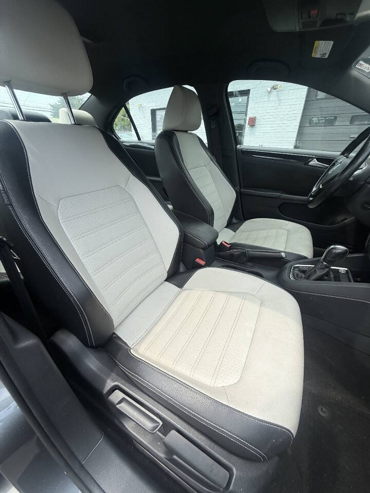 Used 2015 Volkswagen Jetta Sport FWD image 30
