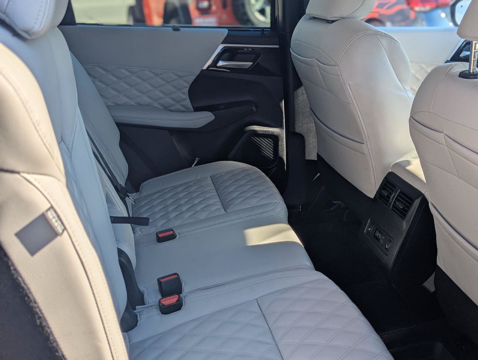 Used 2023 Mitsubishi Outlander SEL AWD/4WD image 35