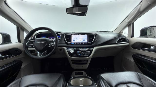 Used 2024 Chrysler Pacifica Touring-L FWD image 23