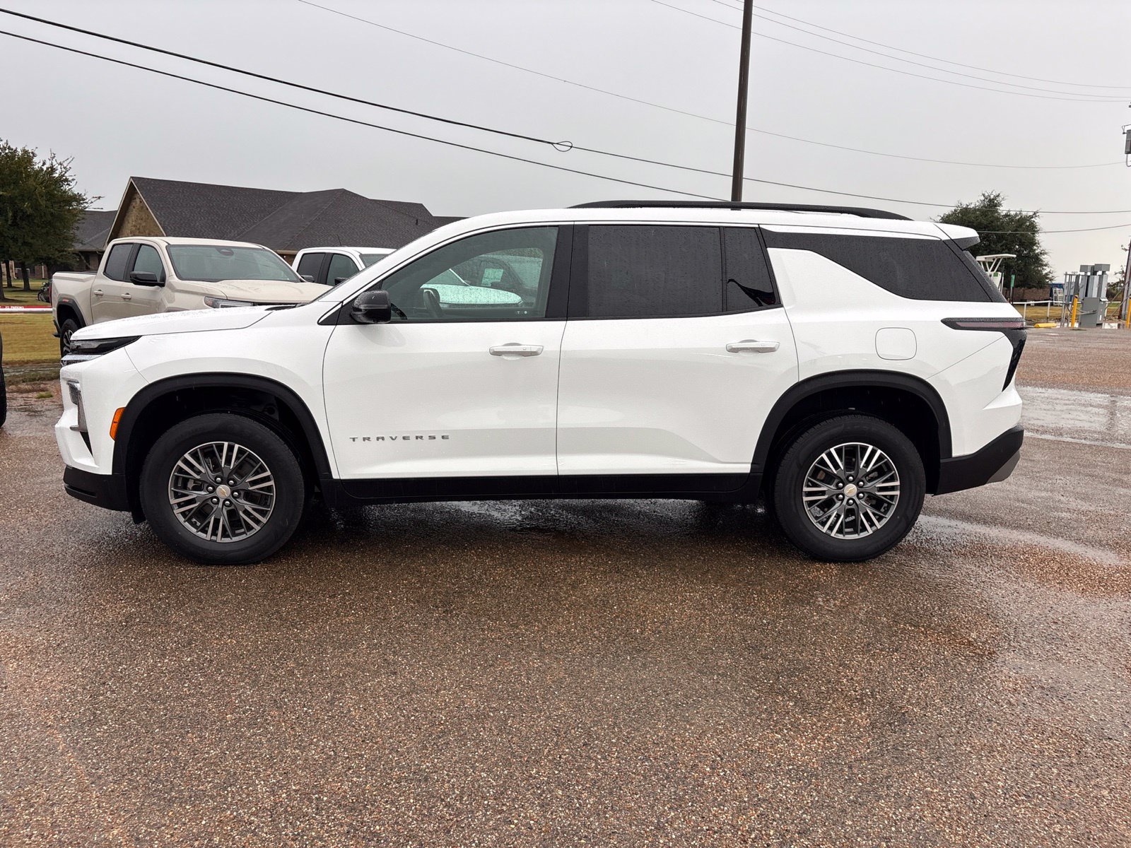 Used 2024 Chevrolet Traverse LT FWD image 2