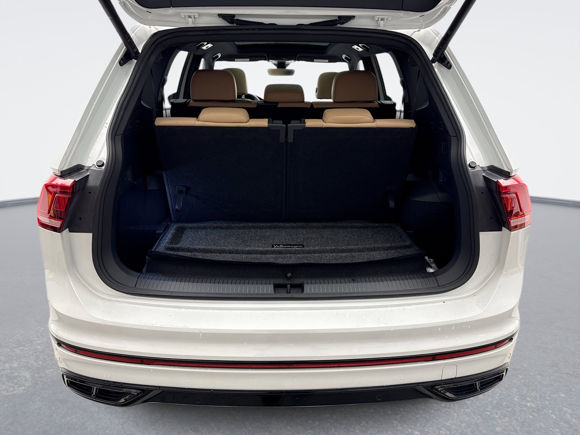 Used 2024 Volkswagen Tiguan SE R-Line image 23