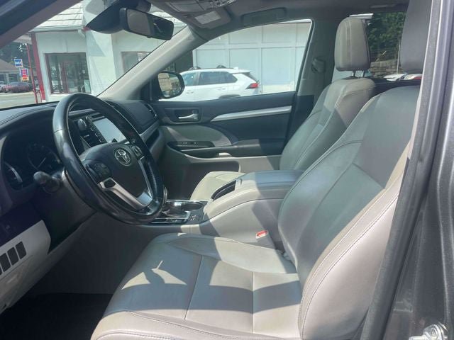 Used 2017 Toyota Highlander XLE AWD/4WD image 18