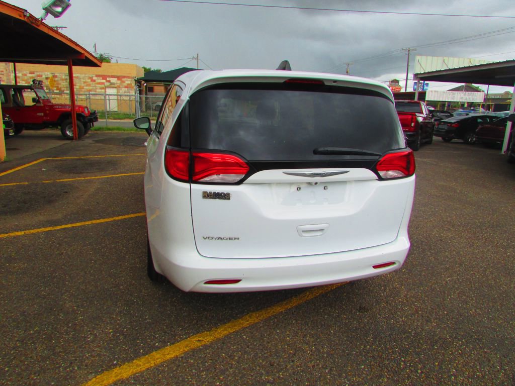 Used 2022 Chrysler Voyager LX image 7