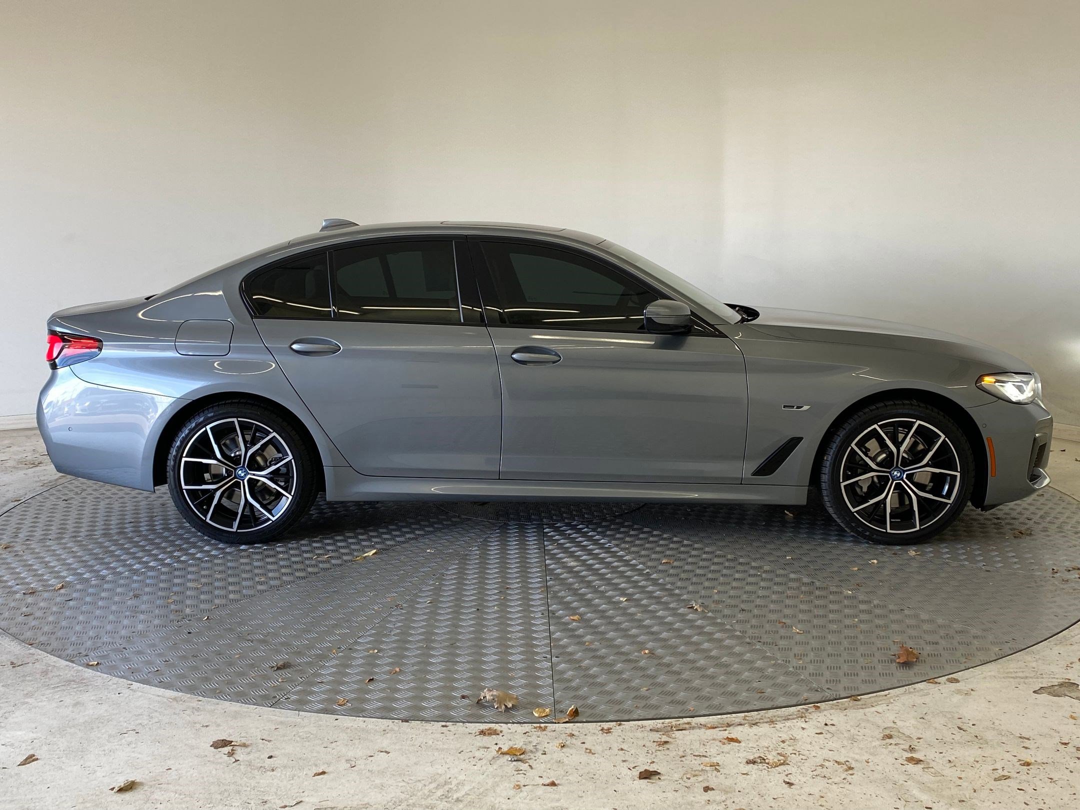 Certified 2023 BMW 530e xDrive w/ M Sport Package image 7