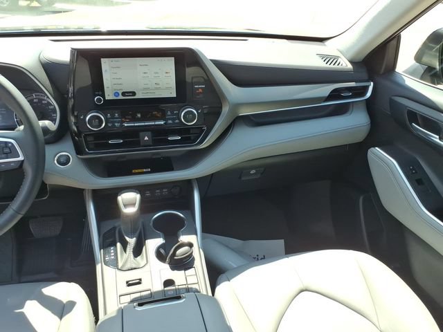 Used 2024 Toyota Highlander XLE AWD/4WD image 14