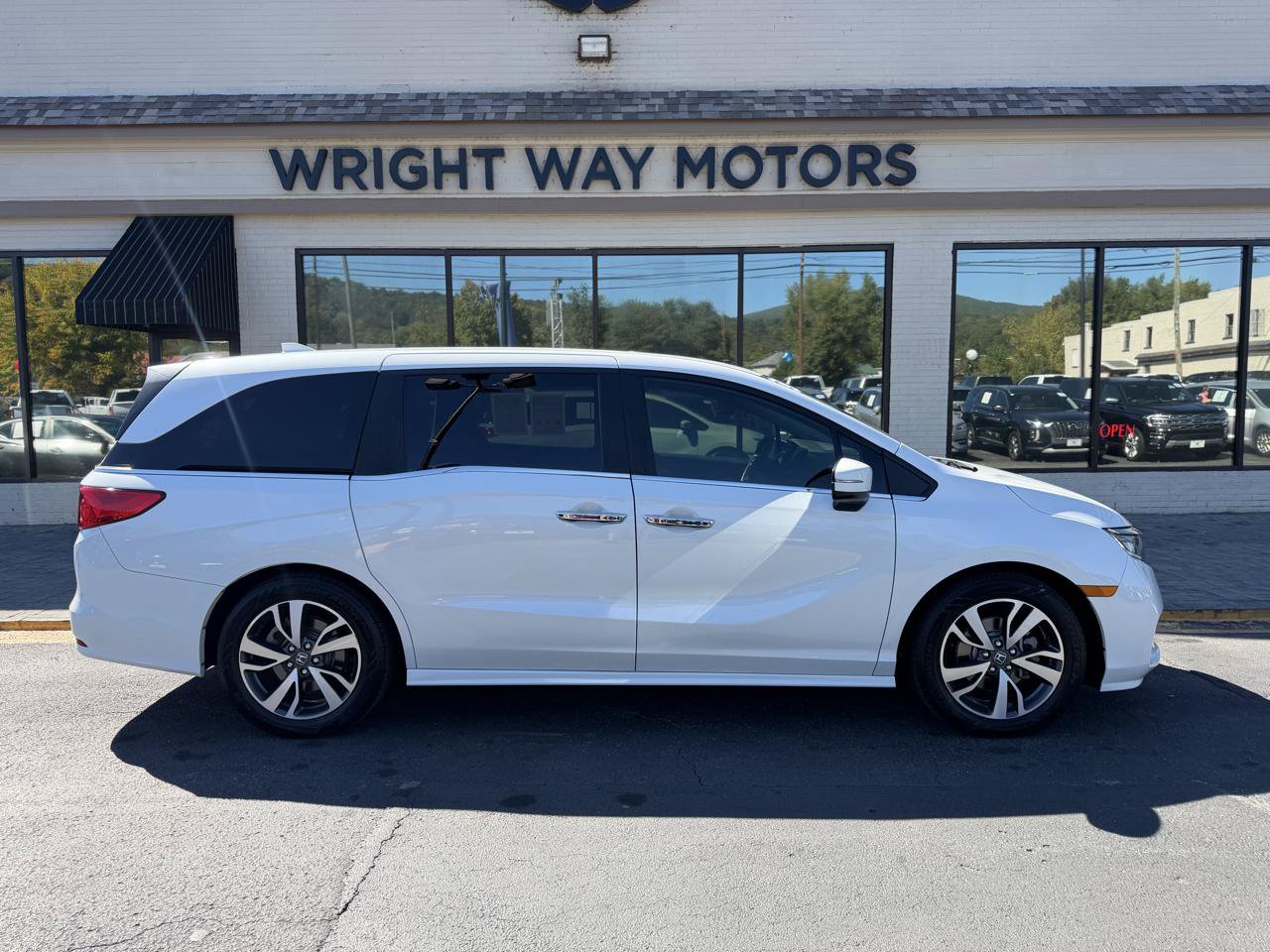 Used 2023 Honda Odyssey Touring image 2