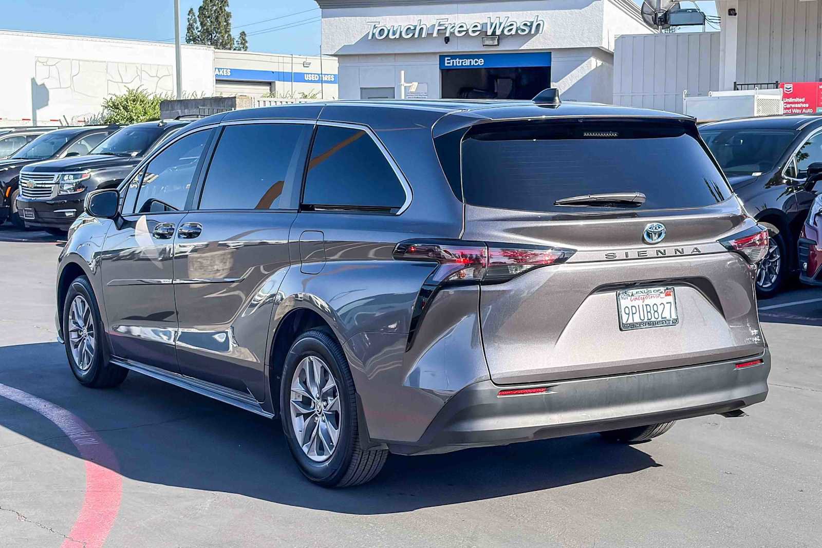 Used 2024 Toyota Sienna LE image 2