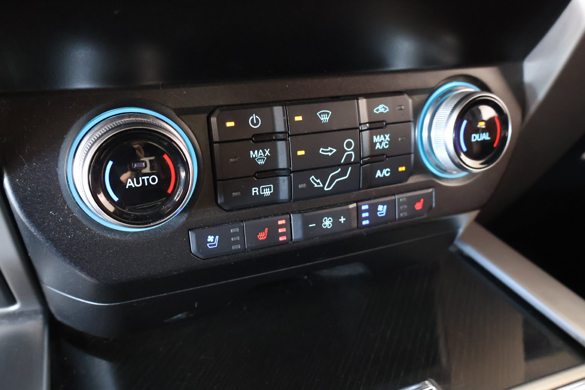 Used 2020 Ford F250 Platinum w/ FX4 Off-Road Package AWD/4WD image 8