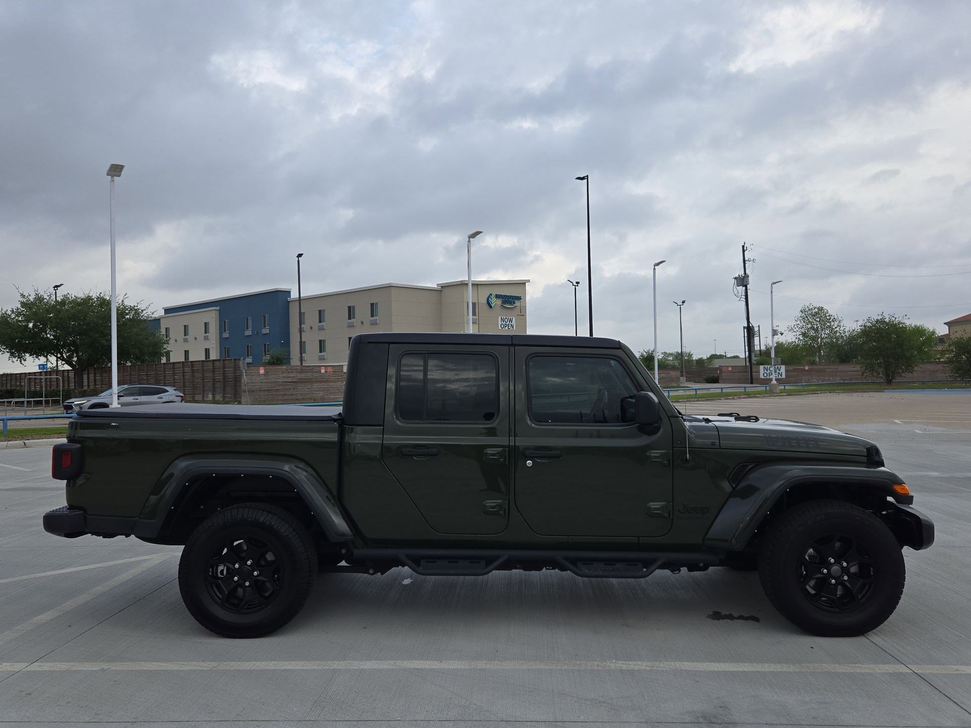 Used 2021 Jeep Gladiator Willys image 2