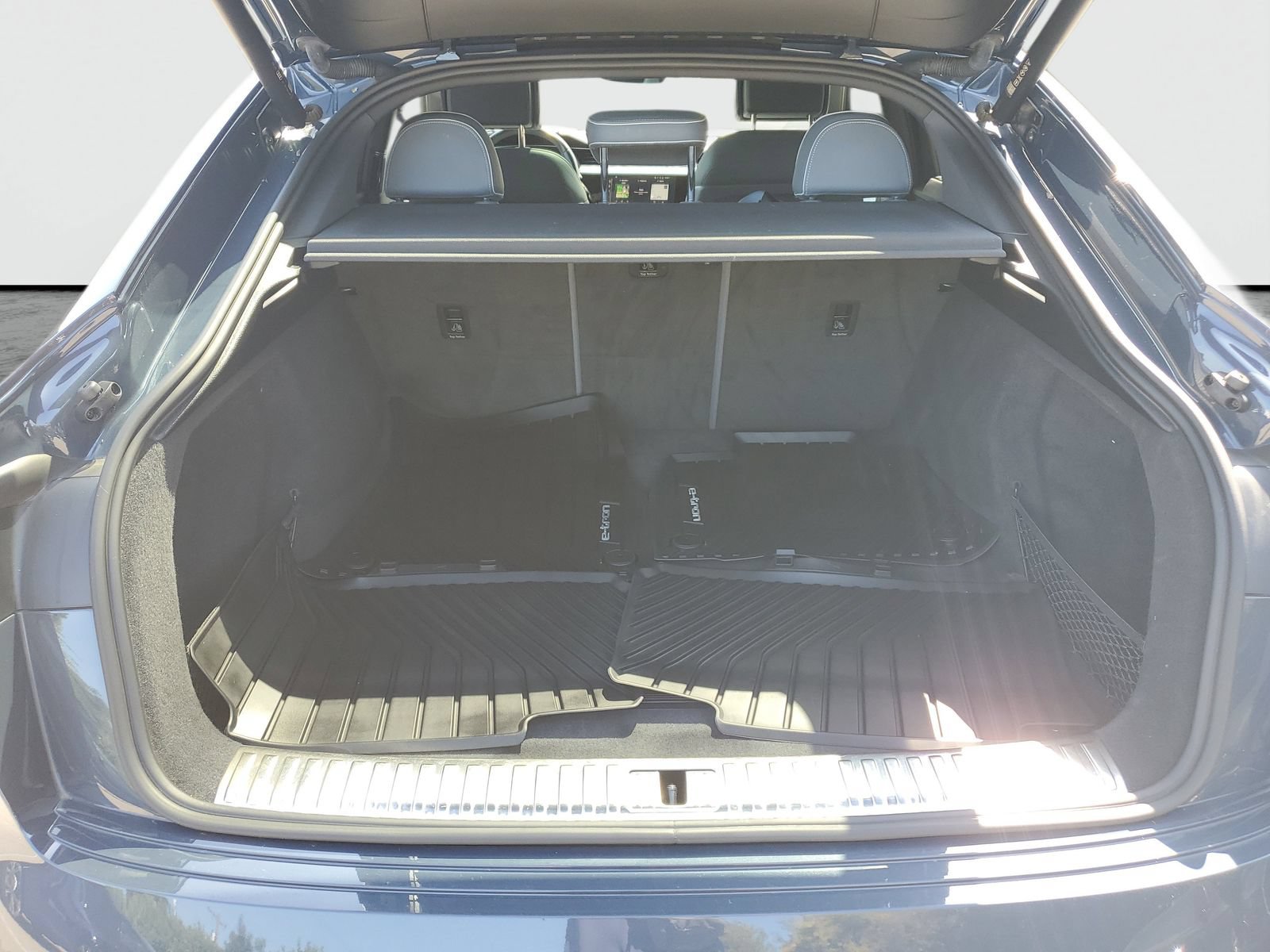 Used 2023 Audi e-tron Prestige w/ Prestige Package AWD/4WD image 8