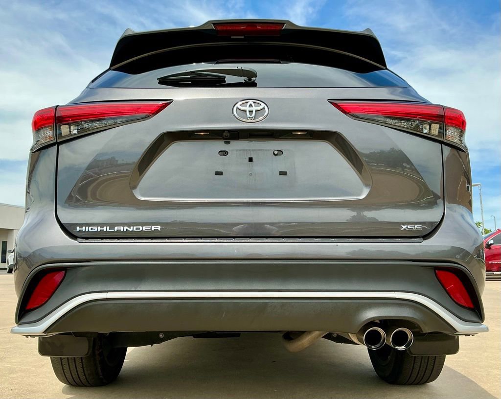Used 2022 Toyota Highlander XSE FWD image 17