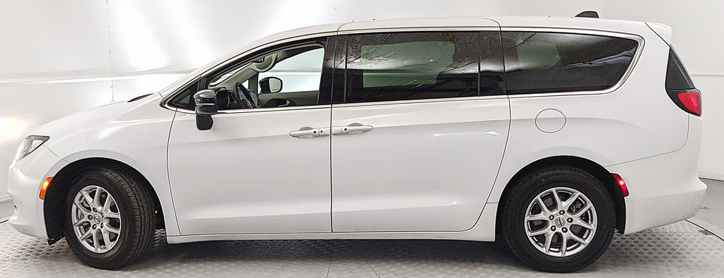 Used 2024 Chrysler Voyager LX FWD image 5