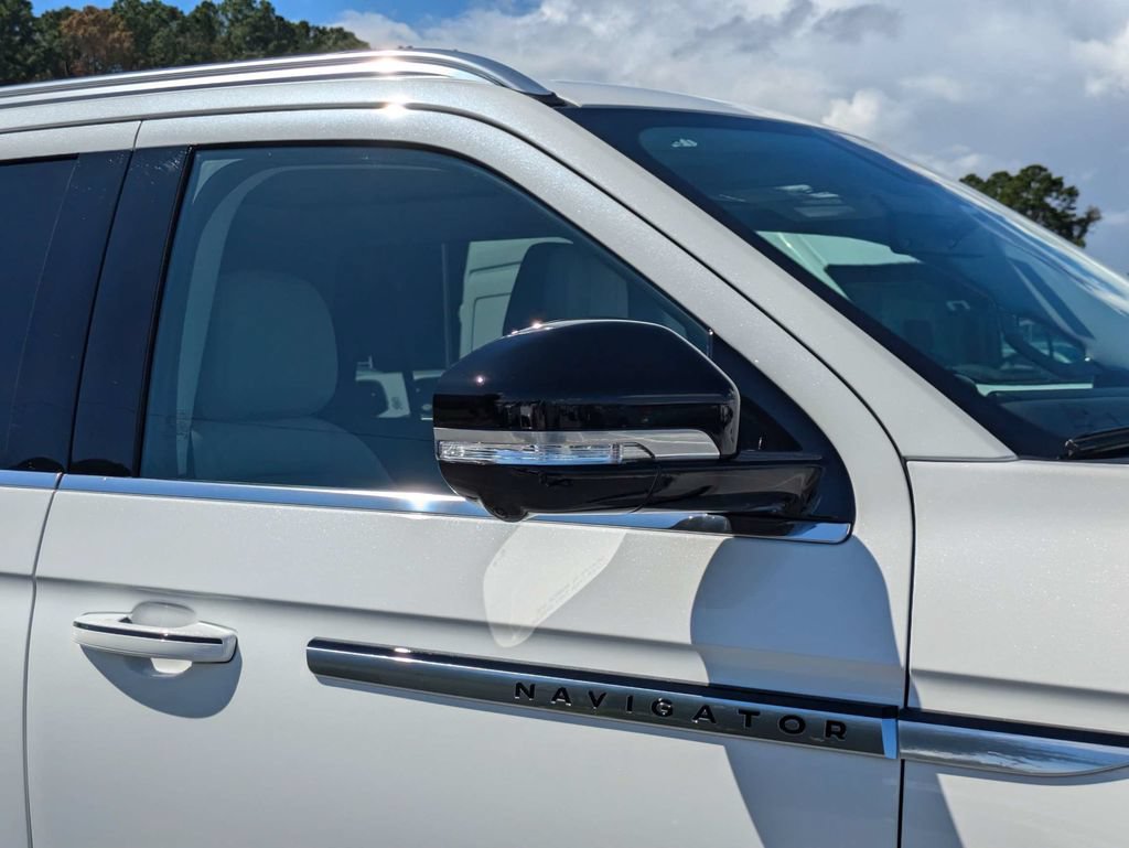 Certified 2026 Lincoln Navigator Reserve AWD/4WD image 13