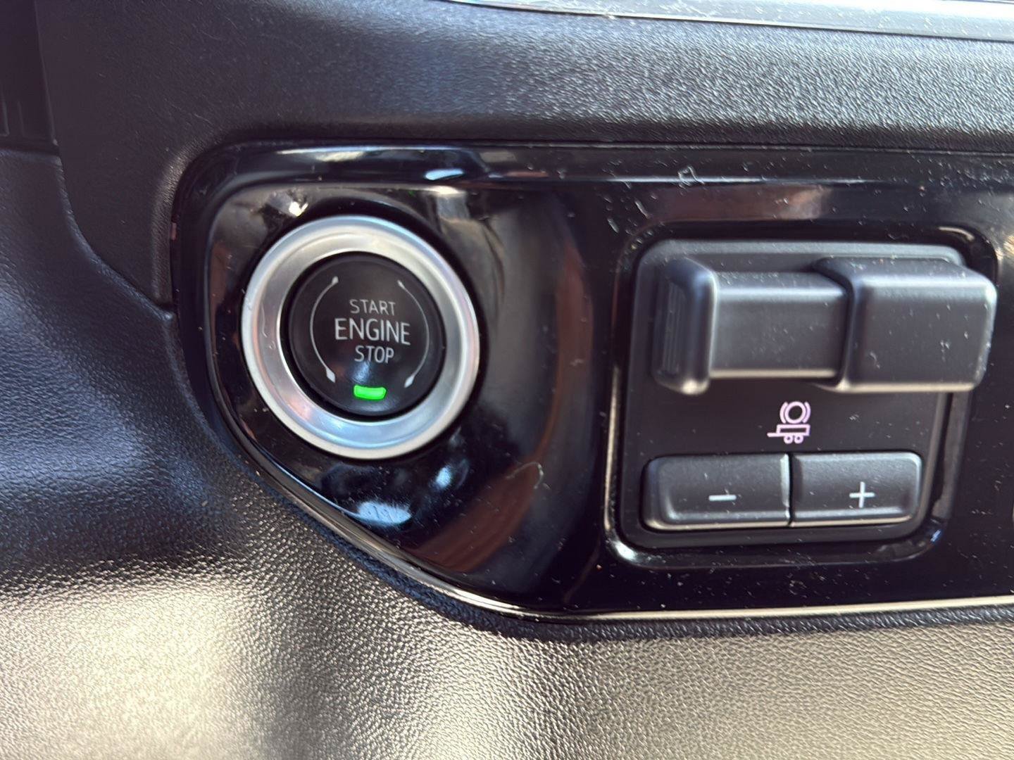 Used 2025 Chevrolet Silverado 1500 LT AWD/4WD image 19
