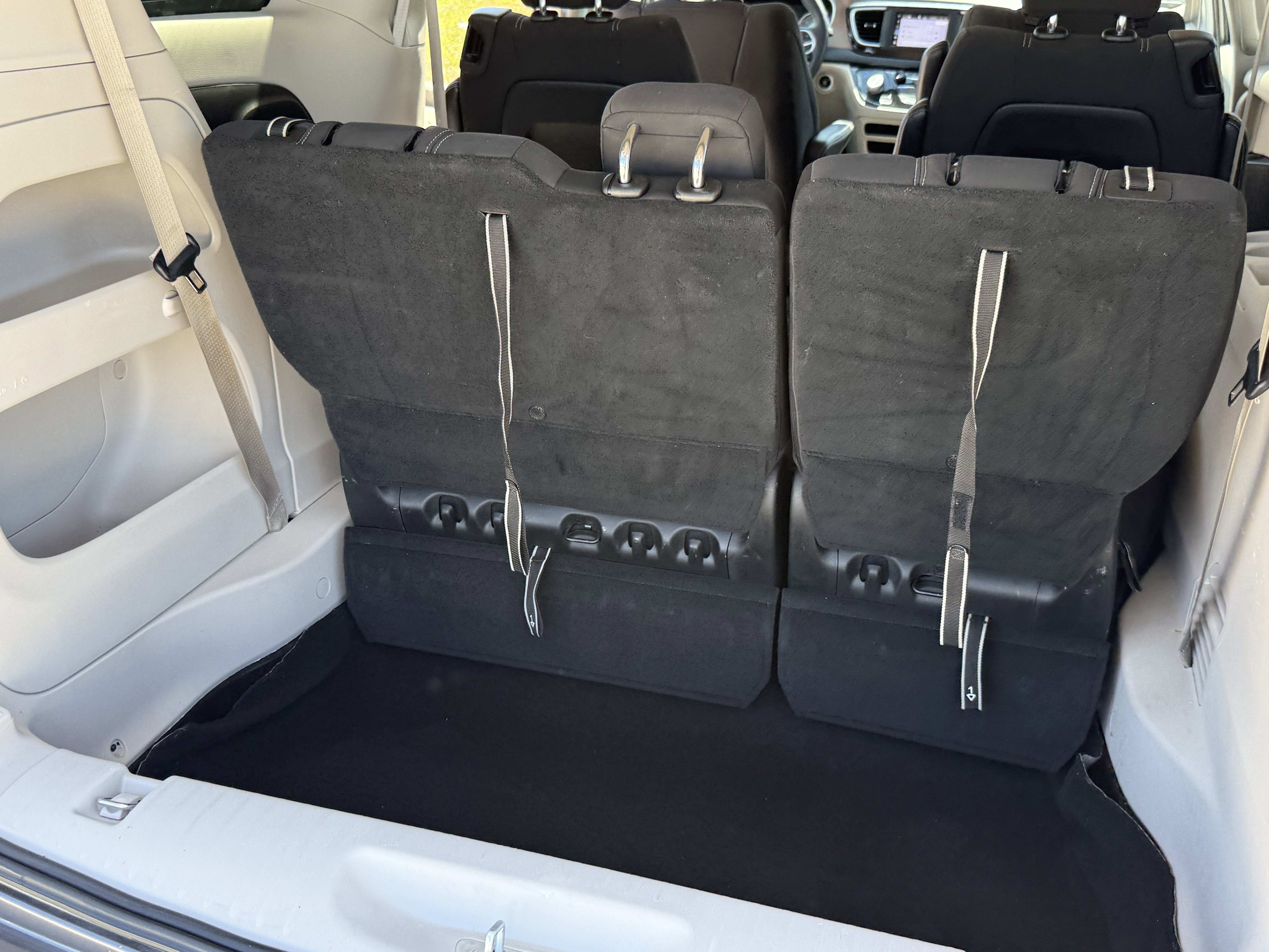 Used 2023 Chrysler Voyager LX image 32