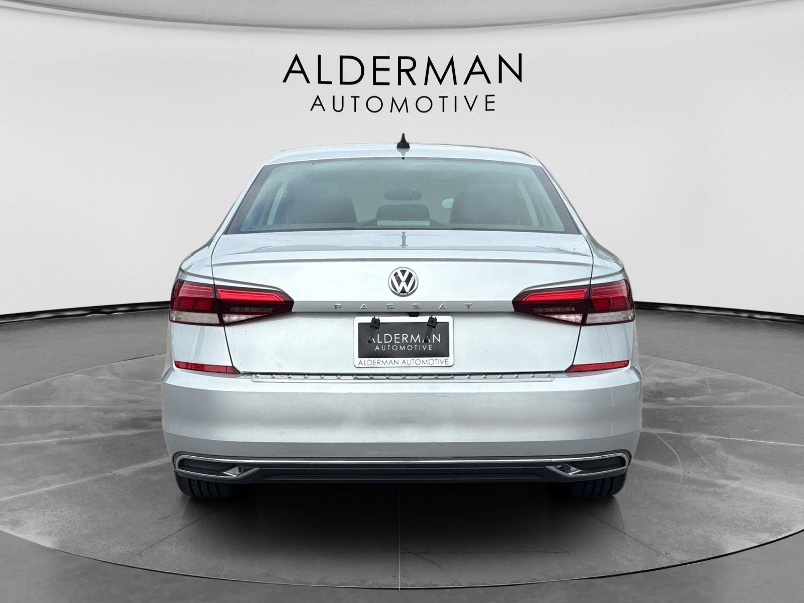 Used 2021 Volkswagen Passat 2.0T SE FWD image 4