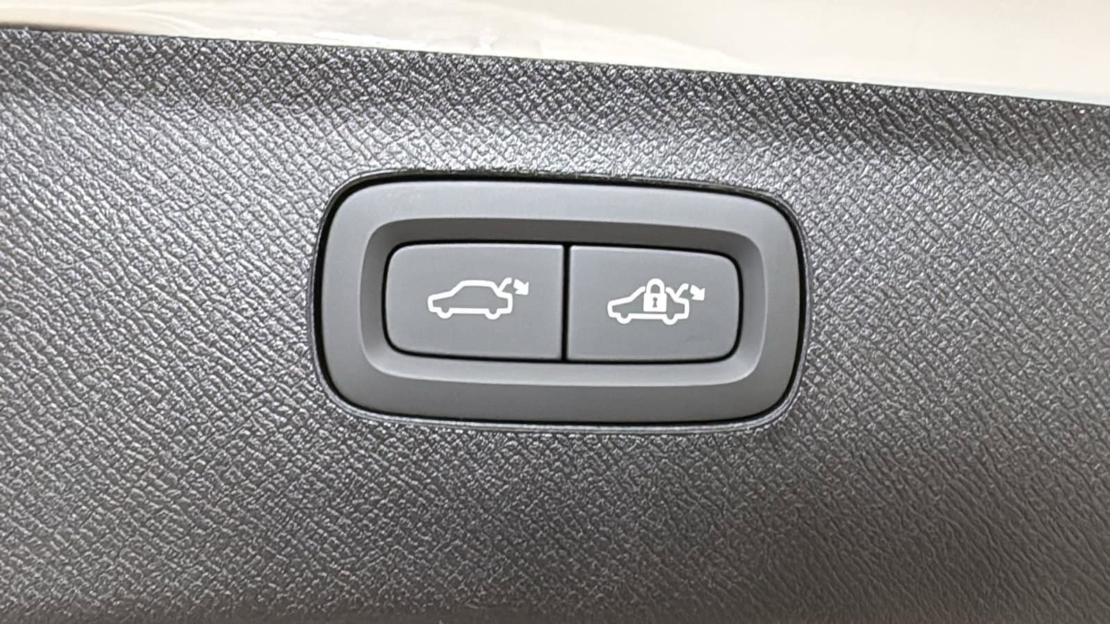 New 2026 Volvo XC90 B6 Plus w/ Protection Package Premier image 31