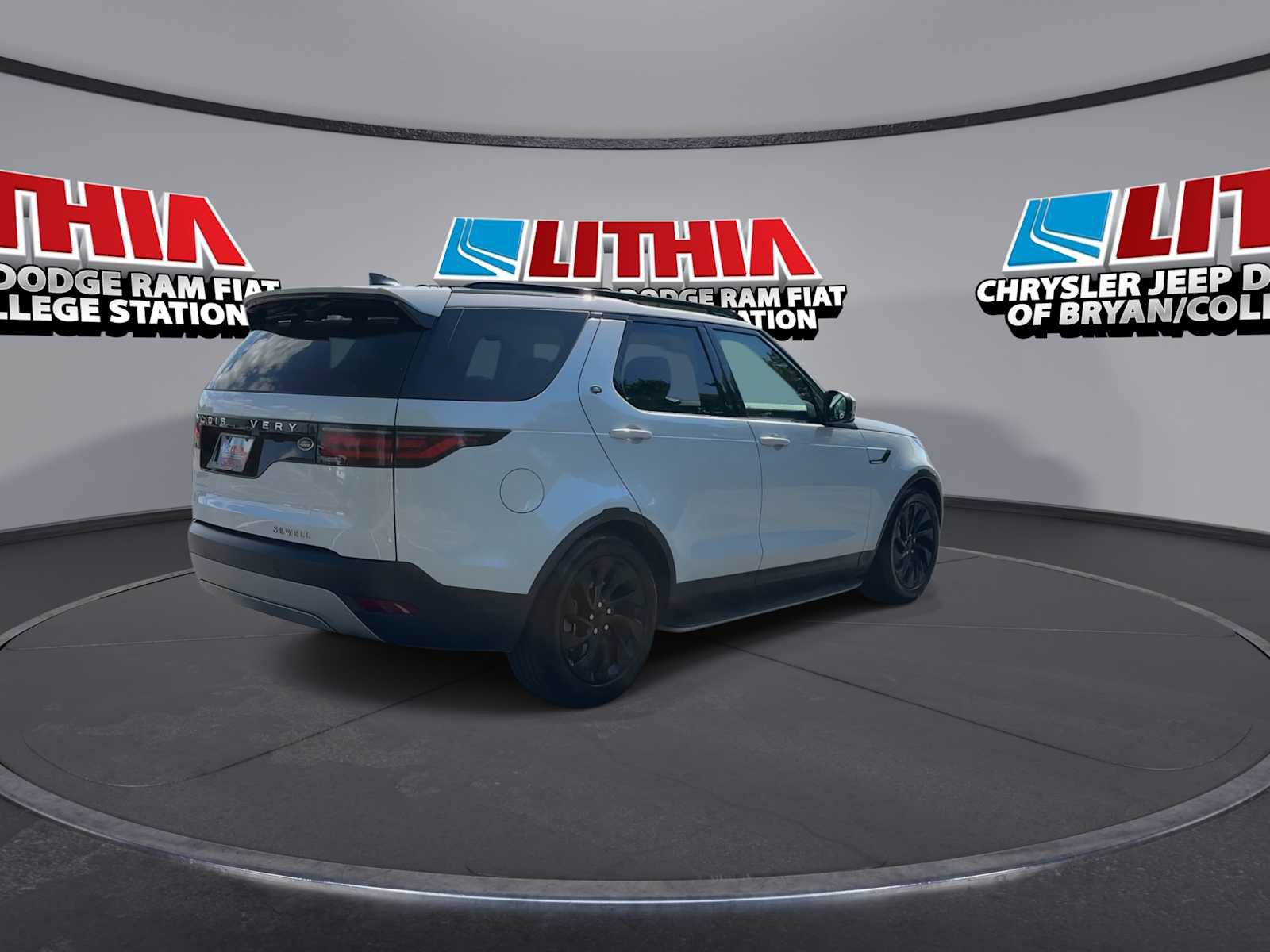 Used 2023 Land Rover Discovery S image 8