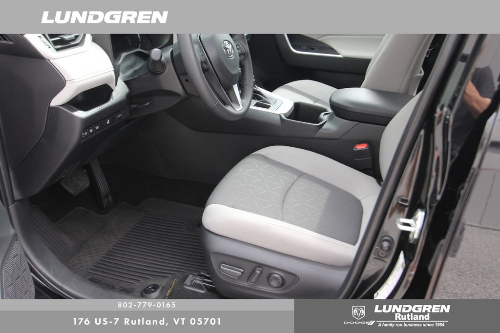 Used 2025 Toyota RAV4 XLE w/ Convenience Package AWD/4WD image 16