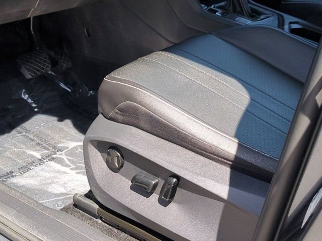 Used 2022 Volkswagen Tiguan SE w/ Panoramic Sunroof Package FWD image 12