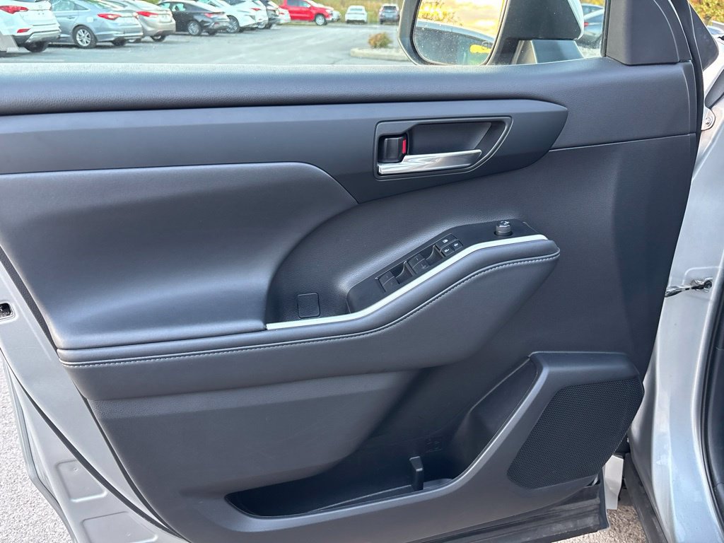 Used 2022 Toyota Highlander XLE AWD/4WD image 18