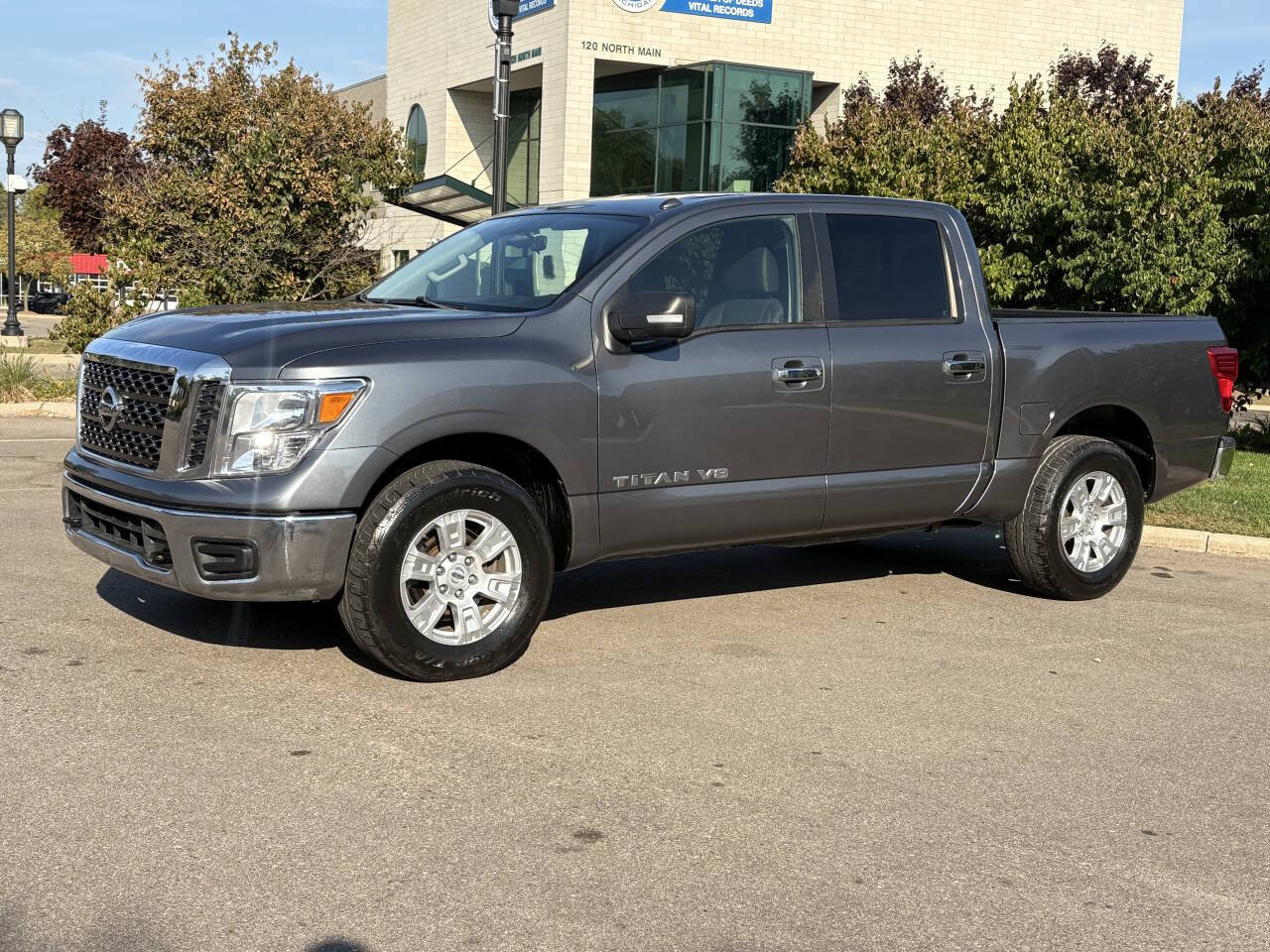 Used 2018 Nissan Titan SV AWD/4WD image 17