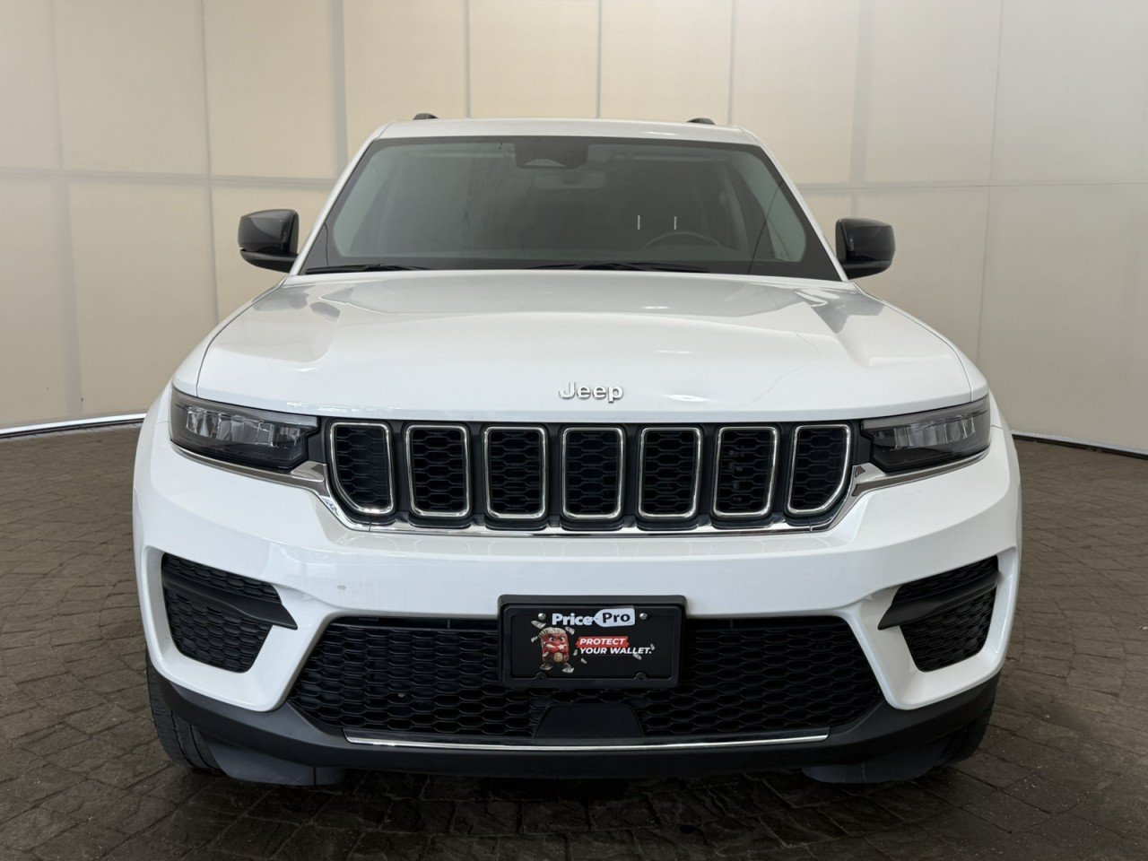 Used 2022 Jeep Grand Cherokee Laredo w/ Luxury Tech Group I AWD/4WD image 2