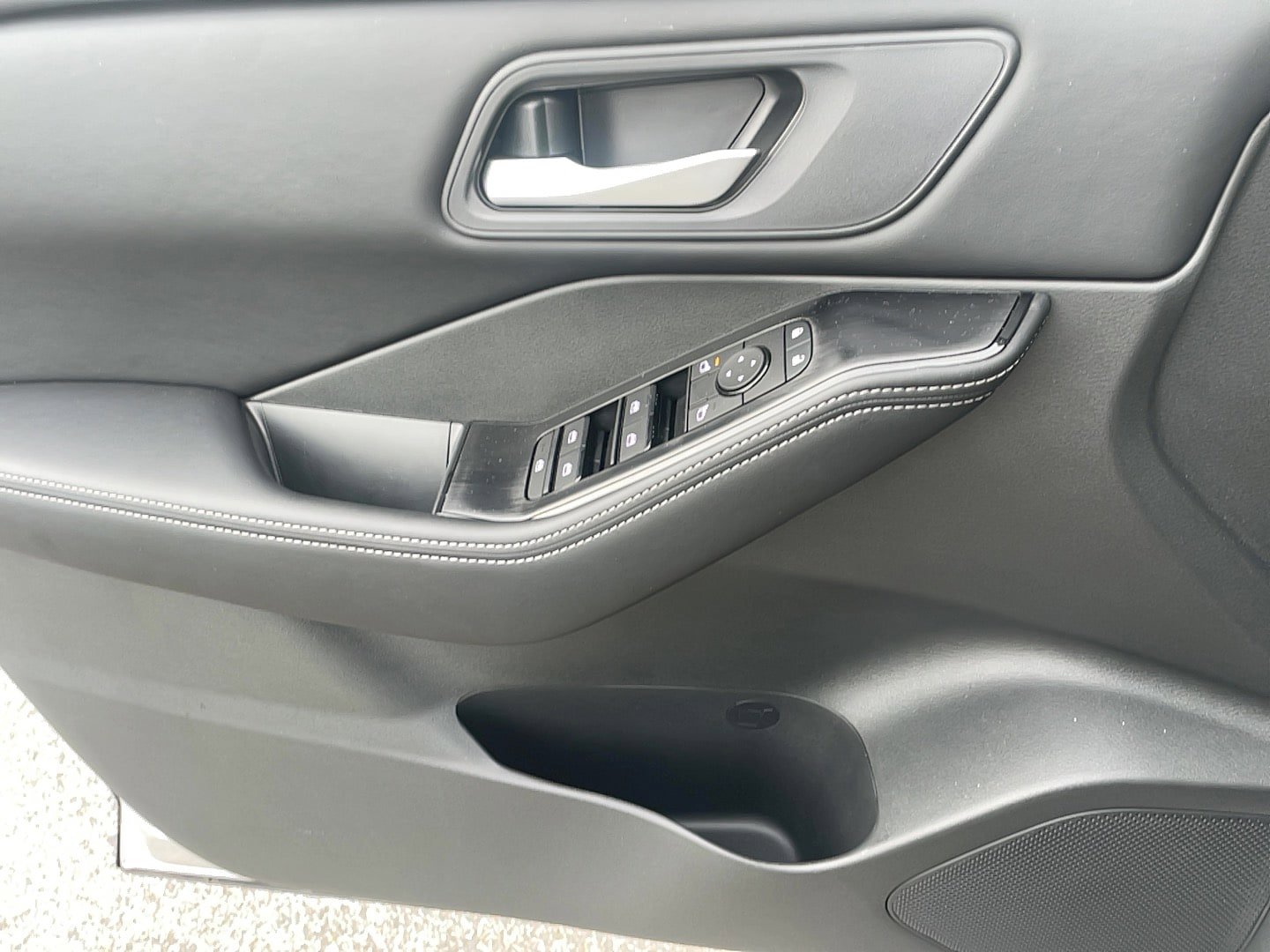 Used 2025 Nissan Rogue SV image 15